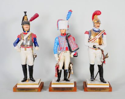 null Lot de 3 figurines en porcelaine, type de Saxe : 11è Reg de Cuirassiers 1810 ;...