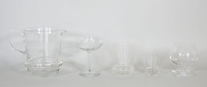 null Lot de verrerie comprenant : 
4 verres à Cognac en cristal reposant sur une...
