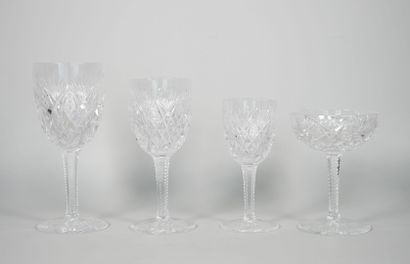 null SAINT LOUIS 
Partie de service de verres en cristal richement taillé à décor...
