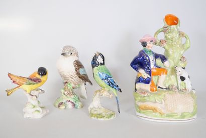 null Lot de céramique comprenant : 
- 3 oiseaux en porcelaine montés sur une base...