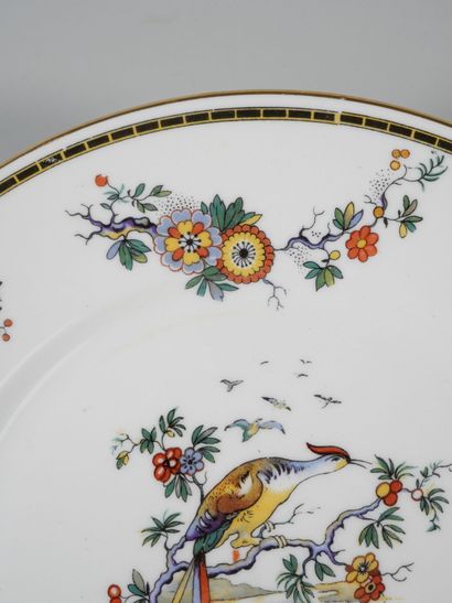 null LIMOGES France 
Suite de 8 assiettes en porcelaine à décor d'oiseau perché sur...