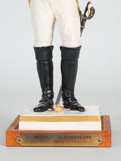 null Lot de 3 figurines en porcelaine, type de Saxe : 11è Reg de Cuirassiers 1810 ;...