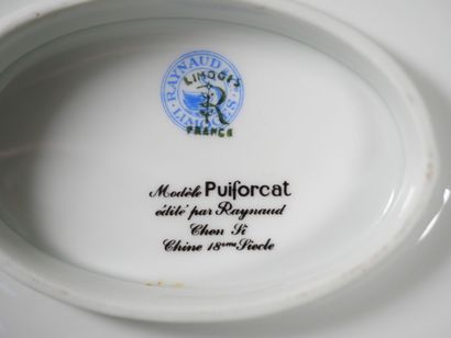 null RAYNAUD & PUIFORCAT (Limoges) :
Partie de service de table en porcelaine à décor...