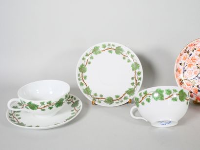 null Lot de porcelaine comprenant : 
6 tasses et sous-tasses en porcelaine blanche...
