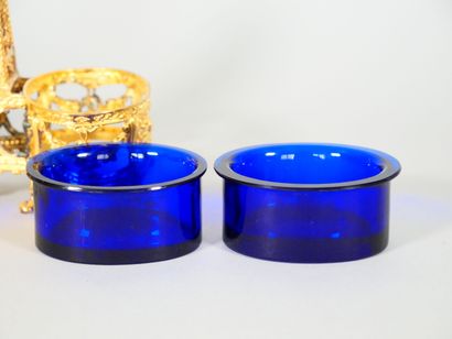 null Saleron double en métal découpé et doré les réceptacles en verre teinté bleu.
Style...