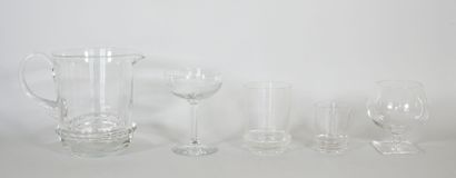 null Lot de verrerie comprenant : 
4 verres à Cognac en cristal reposant sur une...