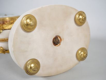 null Pendule lyre en marbre blanc et bronze doré, le mouvement inclus dans un cylindre...