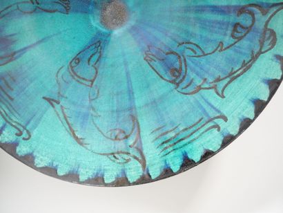 null Grande coupe sur piédouche en céramique émaillée bleu et verte à décor de poissons....