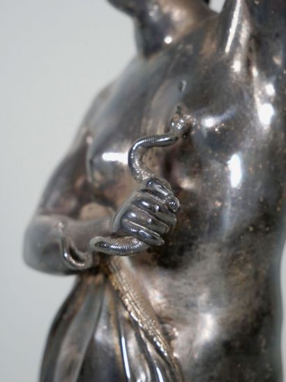 null Statuette en bronze argenté représentant Cléopâtre tenant le serpent lui mordant...