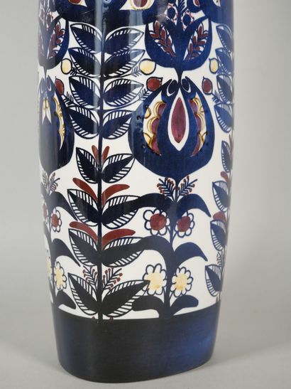 null ROYAL COPENHAGUE - Danemark
Suite de deux vases en porcelaine à décor de motifs...