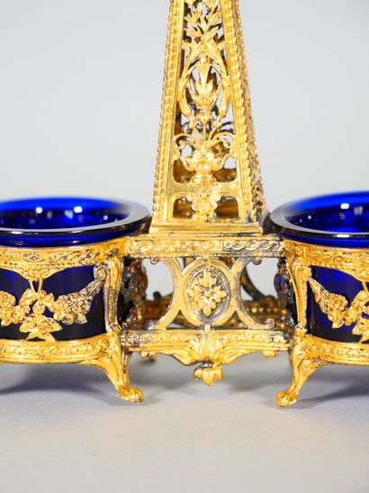 null Saleron double en métal découpé et doré les réceptacles en verre teinté bleu.
Style...