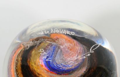 null Jean-Claude NOVARO (1943-2015)
Boule presse-papier en verre à décor d'inclusions...