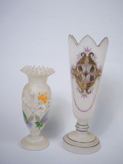 null Réunion de deux vases en verre opalin blanc
- l'un de forme balustre à col ondulé,...