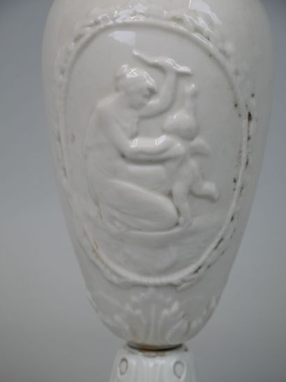 null Vase sur piédouche en porcelaine blanche à décor de figures mythologiques dans...