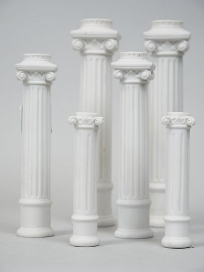 null Réunion de pièces ornementales en céramique comprenant :
- 7 colonnes composites...
