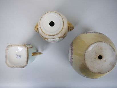 null Réunion de 3 vases en porcelaine : 
- un de forme navette à décor de rubans...
