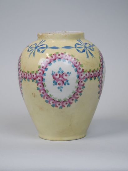 null Réunion de 3 vases en porcelaine : 
- un de forme navette à décor de rubans...