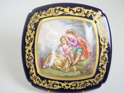 null Réunion de 5 assiettes en porcelaine :
- l'une à décor d'une scène champêtre...