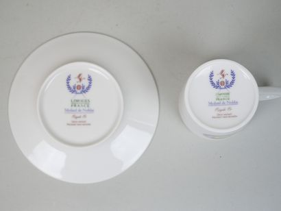 null LIMOGES - MEDARD DE NOBLAT
Deux tasses et sous-tasses en porcelaine blanche...