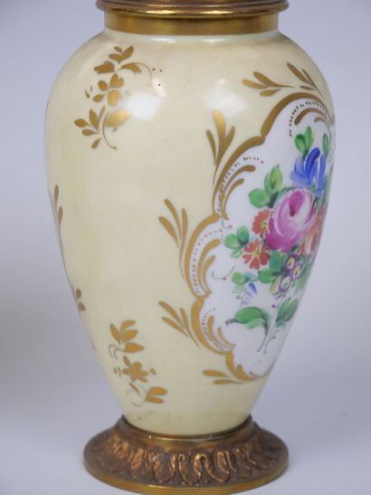 null LIMOGES ou PARIS 
Paire de vases en porcelaine de forme navette à décor peint...