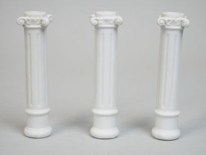 null Réunion de pièces ornementales en céramique comprenant :
- 7 colonnes composites...
