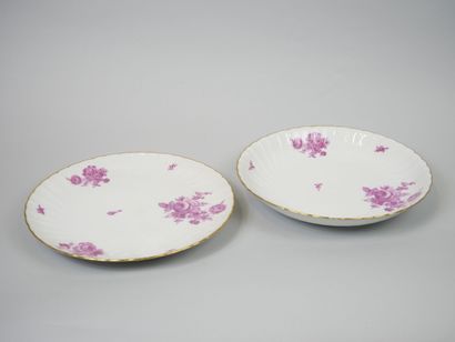 B & CIE Partie de service en porcelaine à décor de fleurs violettes, bordure polylobée...