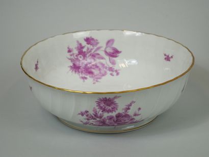 B & CIE Partie de service en porcelaine à décor de fleurs violettes, bordure polylobée...