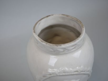 null Vase sur piédouche en porcelaine blanche à décor de figures mythologiques dans...
