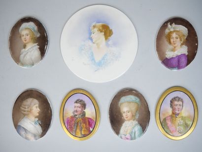 null Ensemble de 7 plaques de porcelaine ovales peintes de portraits dans le goût...