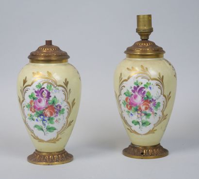 null LIMOGES ou PARIS 
Paire de vases en porcelaine de forme navette à décor peint...