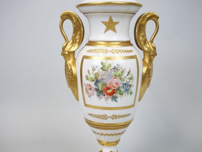 null LIMOGES France
Vase couvert de forme balustre en porcelaine à décor polychrome...