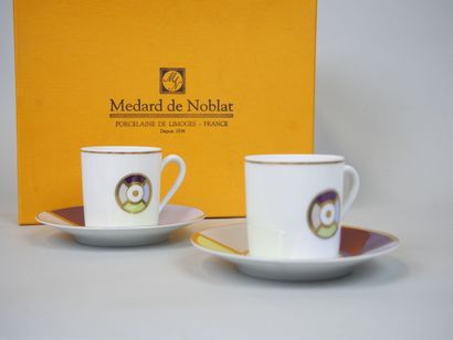 null LIMOGES - MEDARD DE NOBLAT
Deux tasses et sous-tasses en porcelaine blanche...