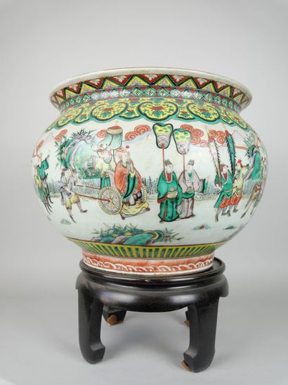 CHINE 
Cache-pot en porcelaine à décor polychrome...