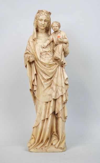 Vierge à l'Enfant en albâtre sculpté en ronde-bosse....