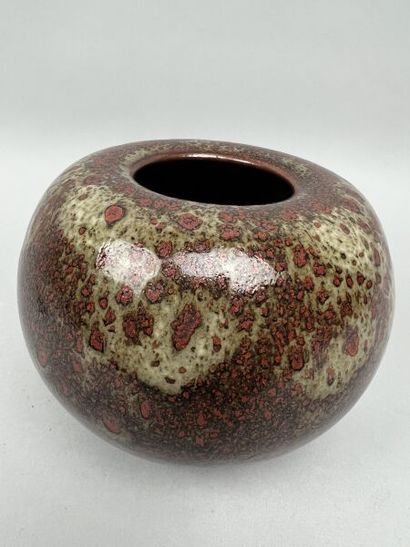 LE DOUGET Yvon (1953 - )

Vase boule en grès...