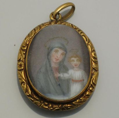  Camée en porcelaine double face à décor d'une Vierge à l'enfant et marine, monture...