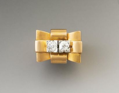null Bague chevalière en platine et or jaune sertie de deux diamants de taille ancienne....