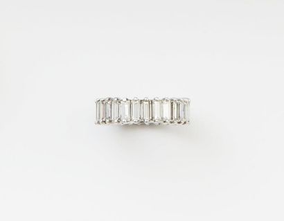 null Alliance en or gris, sertie de diamants baguettes.Poids brut : 4 g. Tour de...