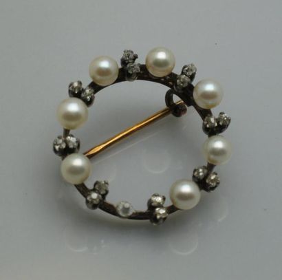 null Broche couronne en or ornée de perles. Poids brut : 3,8 g. Manque une perle