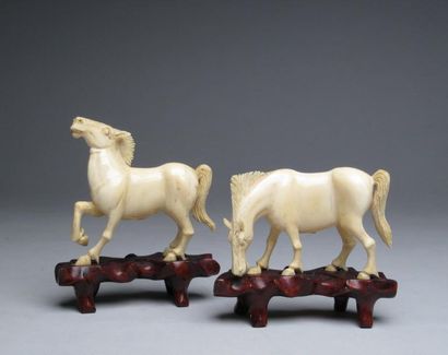 Ivoires. Deux petits chevaux en ivoire. Chine...