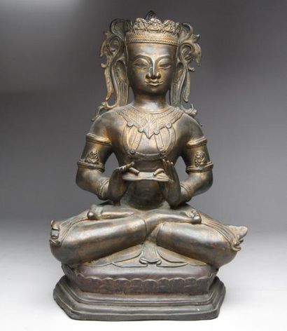 Bouddha en bronze. Hauteur : 47 cm.