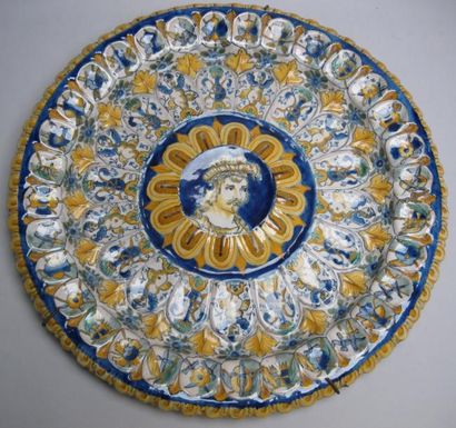 null Dans le goût d'Urbino. Deux plats en faïence à décor polychrome de style Re...