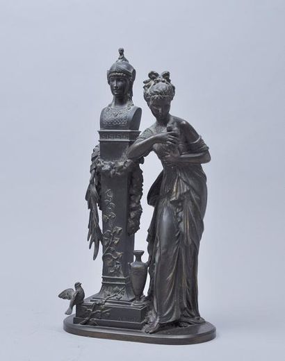 Eugène LAURENT (XIXème siècle) Groupe représentant une jeune fille devant le buste...