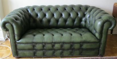 null Canapé Chesterfield en cuir vert mat.
