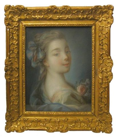 François BOUCHER (1703-1770) (Ecole de). Portrait de jeune fille de trois-quart en...