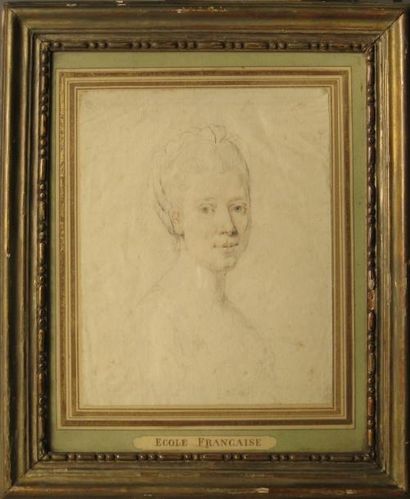 ECOLE FRANCAISE Seconde Moitié du XVIIIe siècle. Portrait de femme en buste, une...