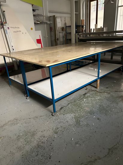 2 tables mobiles (dimensions 300 x 100 chacune)

Le...