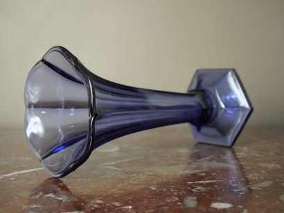 null VAL SAINT LAMBERT Belgium
Purple molded glass horn vase on a hexagonal base....