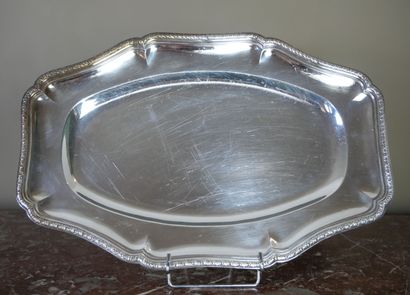 null CHRISTOFLE
Silver-plated oval dish with scalloped edges decorated with a frieze...