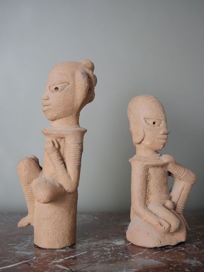 null NIGERIA, Peuple culture NOK 
Deux personnages en terre cuite à engobe rouge
Dimensions...